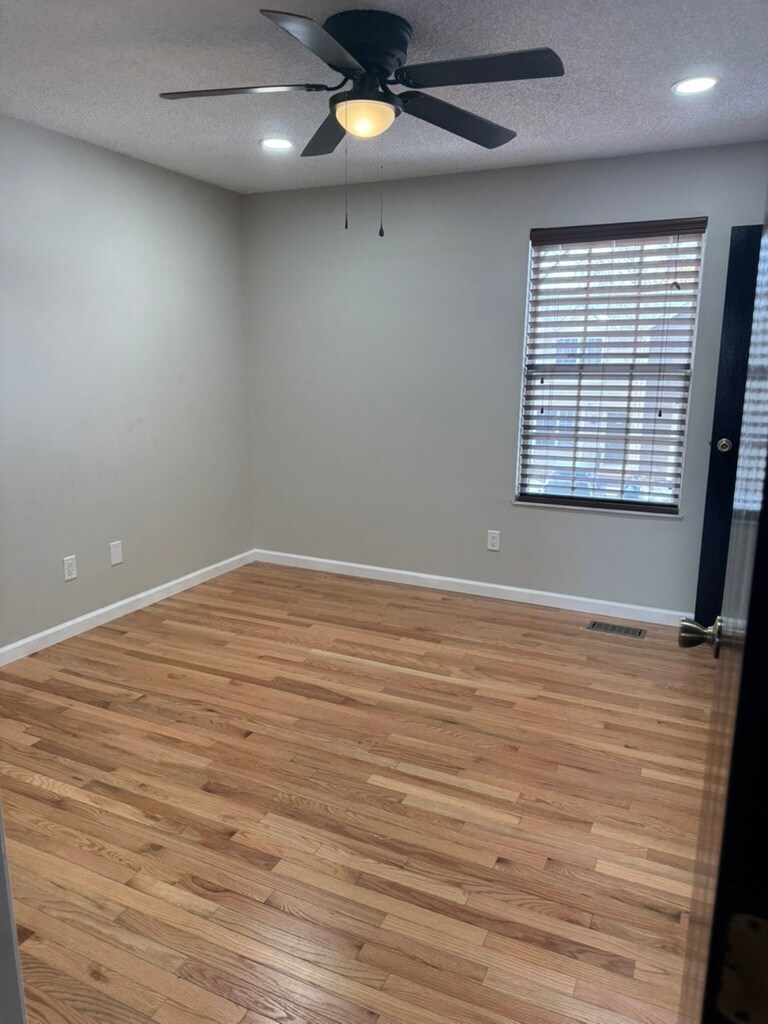 Building Photo - 5161 Singleton Dr