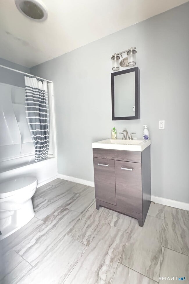 Building Photo - 33 Pond St