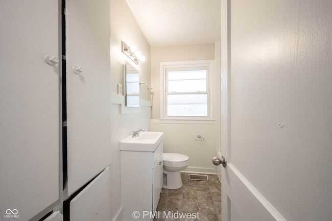 Building Photo - 4923 Barlow Dr