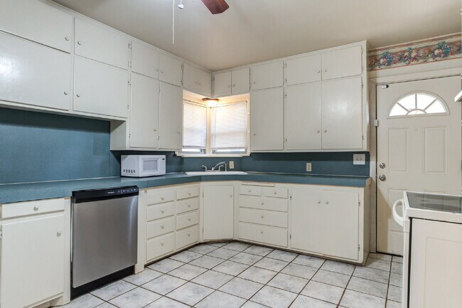 Building Photo - Pre-lease 2026! Corner lot house with Large bedrooms