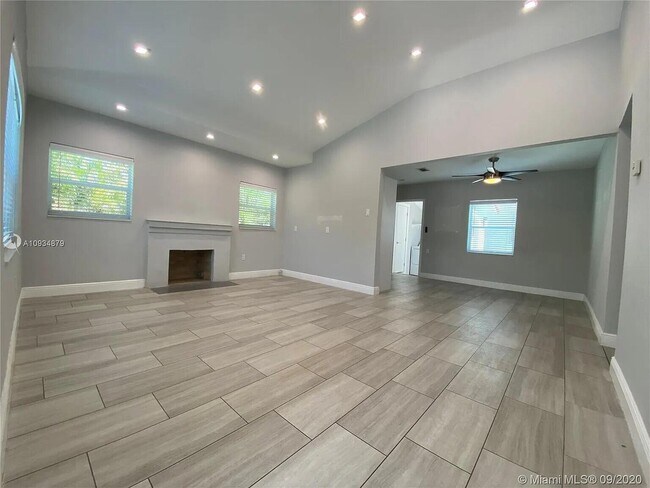 Building Photo - 2631 SW 30th Ct
