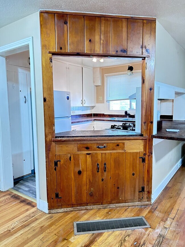 Building Photo - Calm 2 Bedroom, 2 Bath near Cheyenne Canyon