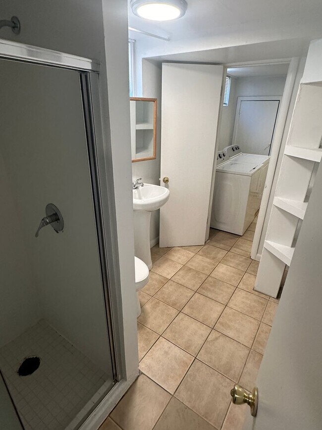 Building Photo - Fantastic 4 Bed 2 Bath 2 living rooms - Available 4/10/26