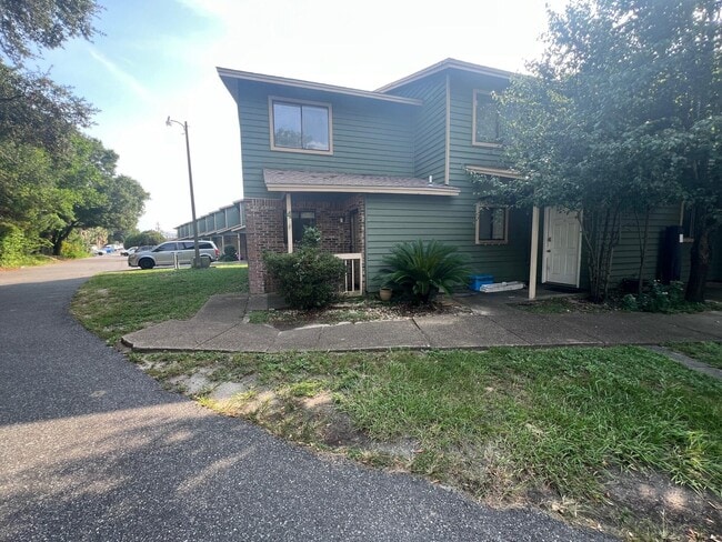 Building Photo - 115 Hughes St NE