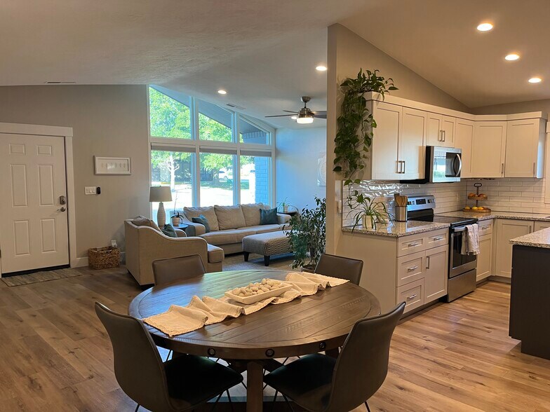 Building Photo - 55 E 700 S