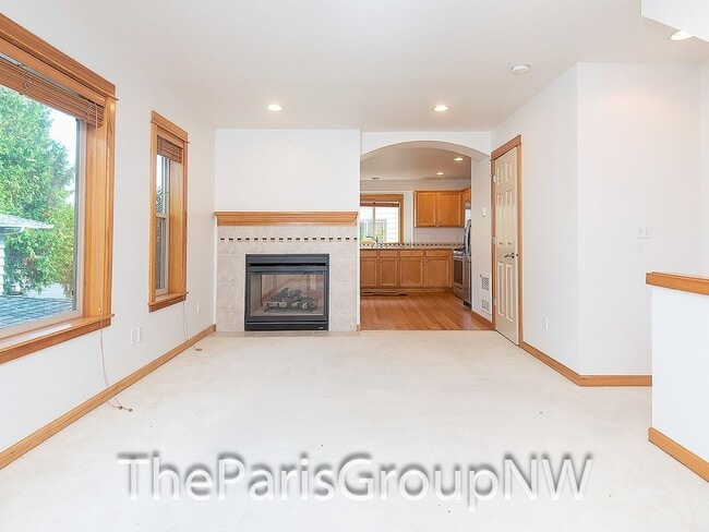 Building Photo - Gorgeous Greenwood Townhome * Walk to Lake...