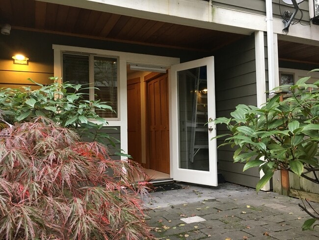 Building Photo - 2109 15th Ave S