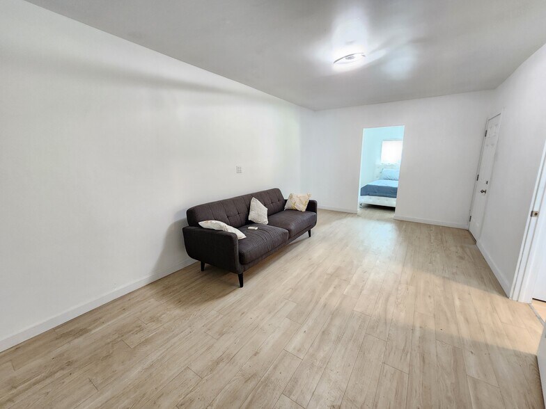 Building Photo - 9682 Sunland Blvd