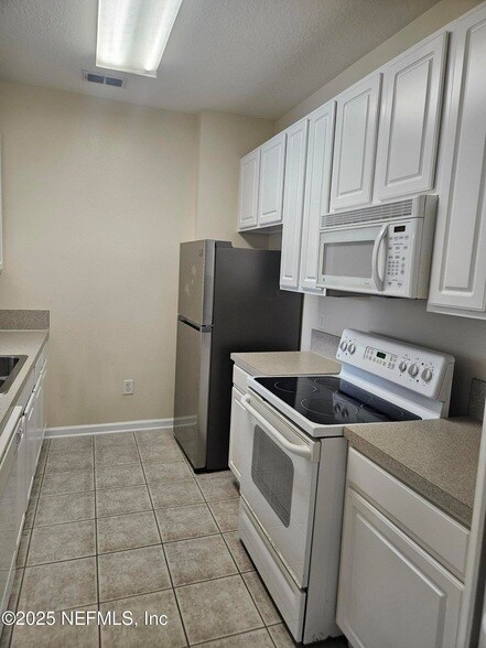 Building Photo - 7801 Point Meadows Dr