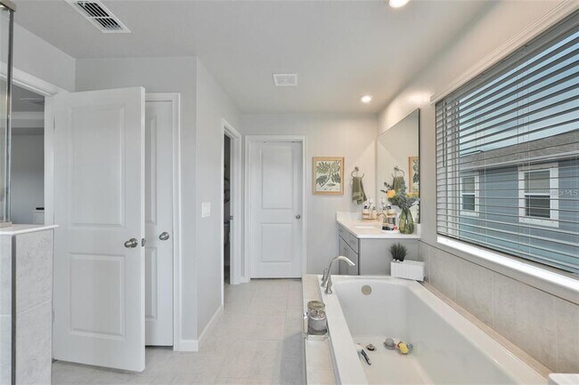 Building Photo - 1123 Crk Vly Ct