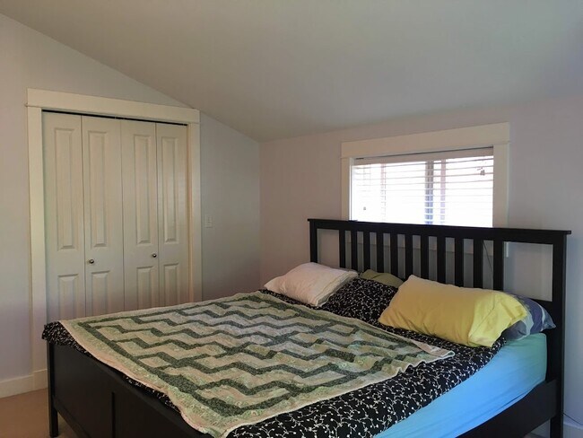 Building Photo - Spacious Townhouse for Rent -- Minutes fro...