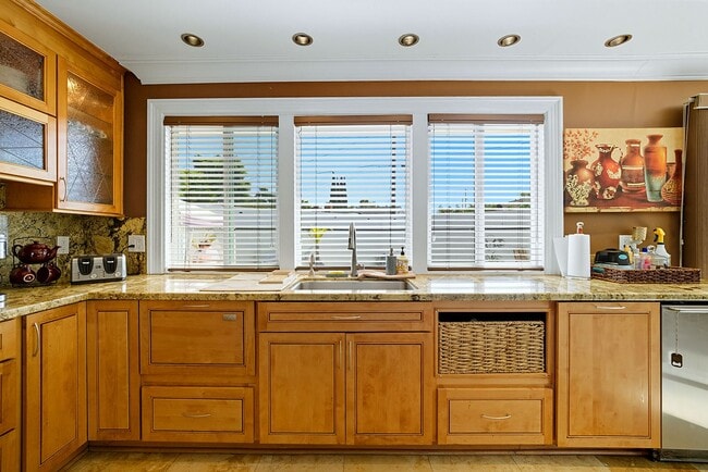 Building Photo - Fully Furnished 3 Bed 2.5 Bath Single Fami...