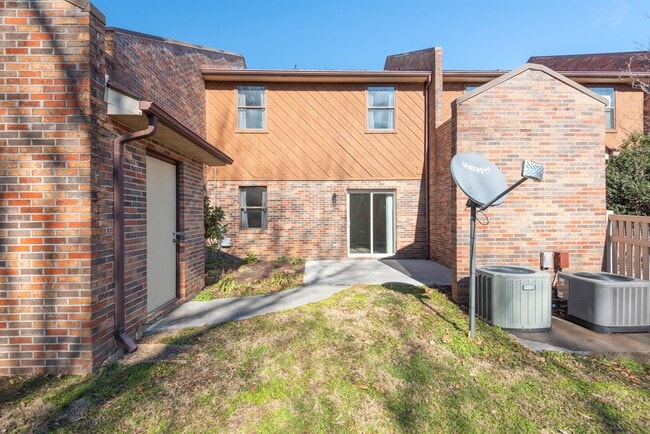 Building Photo - 2909 La Villas Dr