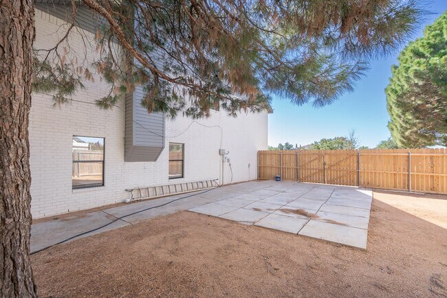 Building Photo - 8121 San Antonio St