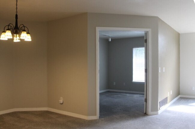 Building Photo - 2 BR/2 1/2 BA Townhouse in Gated Littleton...