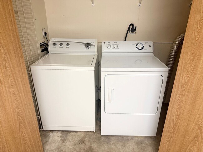 Building Photo - *HALF OFF first full month of rent!* Darli...