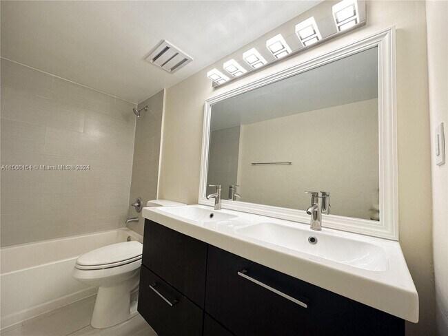 Building Photo - 2715 Tigertail Ave