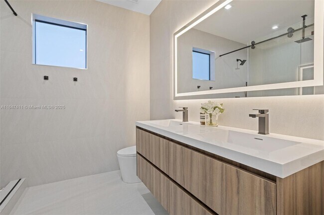 Building Photo - 917 SW 78th Pl