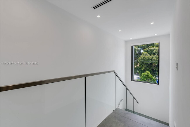 Building Photo - 2842 SW 32nd Ct