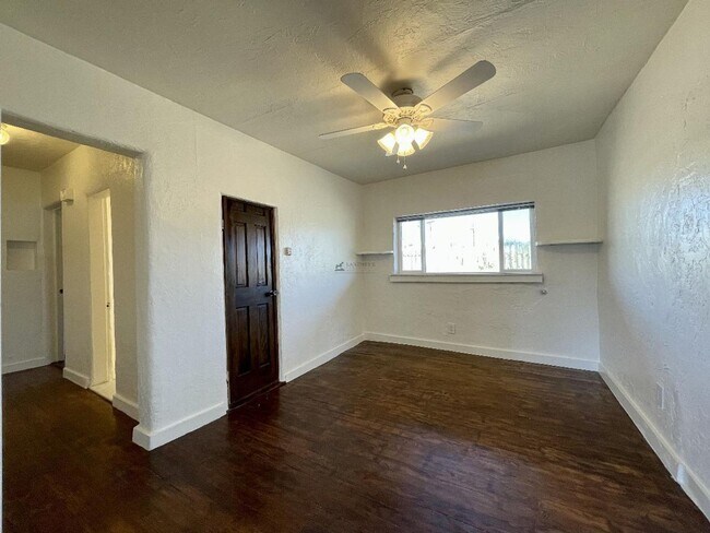 Building Photo - 1506 W Alameda St