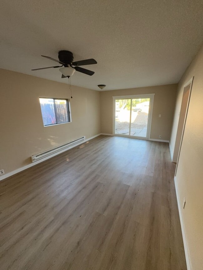 Building Photo - Beautifully Updated 3 Bedroom 2 Bath Home ...