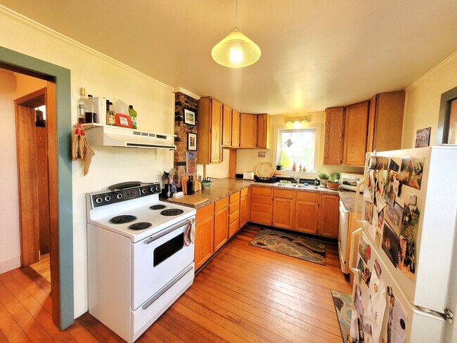 Building Photo - Charming Three Bedroom Home with Large Fen...