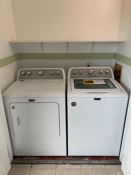 Building Photo - 3802 N Oak Dr