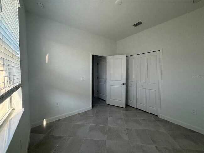 Building Photo - 7869 Lakes Edge Ln