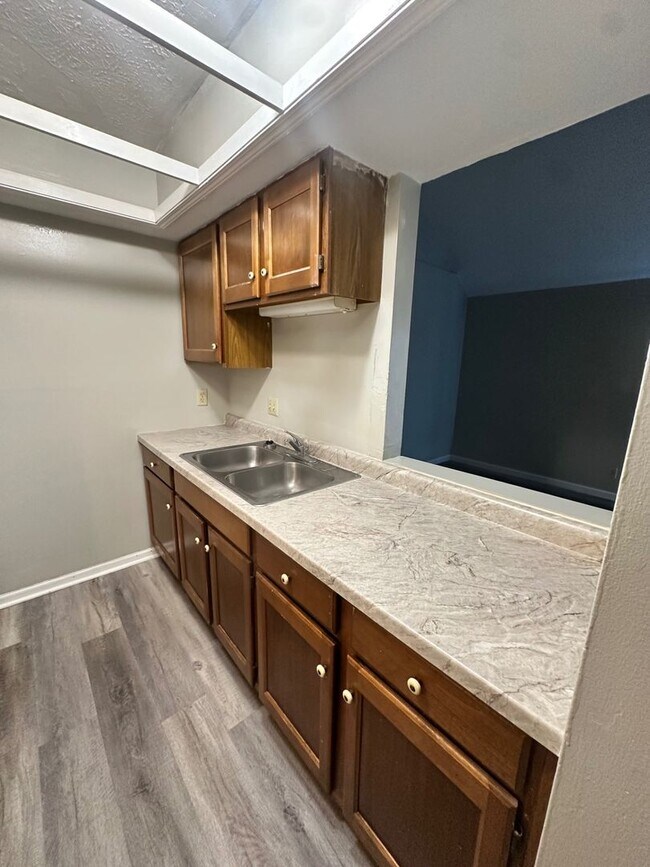 Building Photo - Spacious Townhouse Living Just Outside Dow...