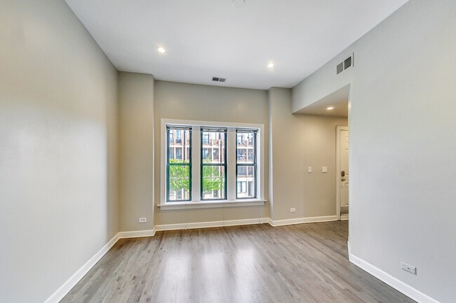 Building Photo - 2709 W Chicago Ave