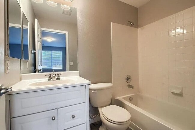 Building Photo - Beautiful 3 bedroom Townhome in Green Valley Ranch