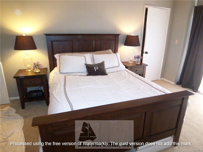 Building Photo - Stunning Townhome in Huntington Beach!