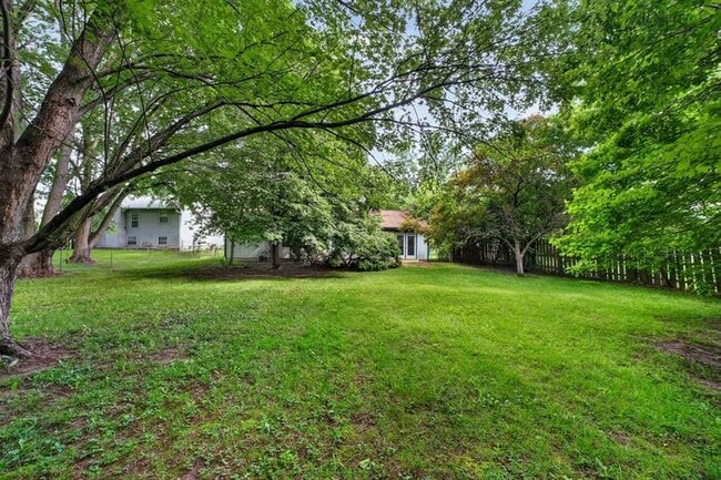 Building Photo - Beautifully Home with Large Backyard & 2-Car Garage in York Subdivision
