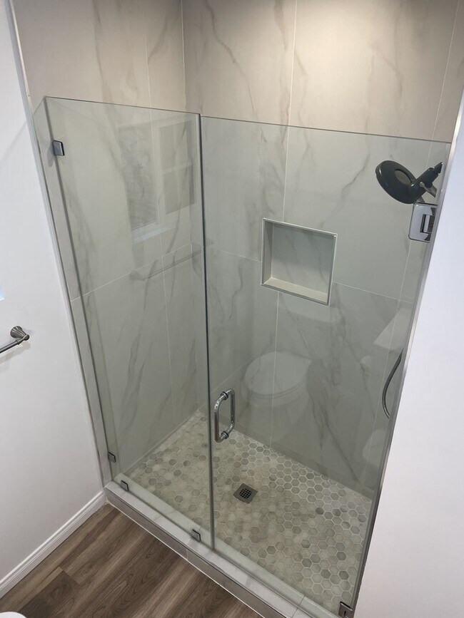 Building Photo - 2nd Floor Studio in the Heart of Highland Park