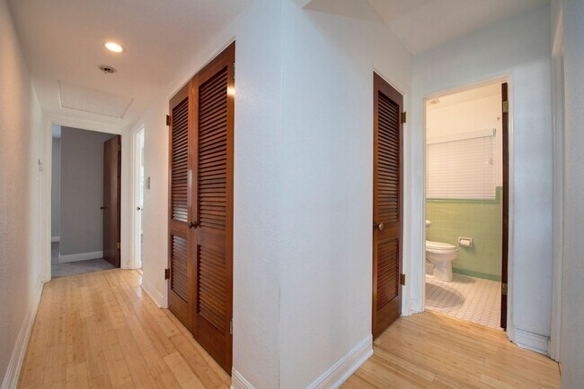 Building Photo - Cute 3/2 House with 2-Car Garage near Lake Underhill/Downtown Orlando