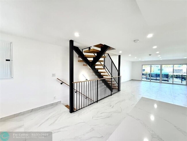 Building Photo - 3826 NE 171 St