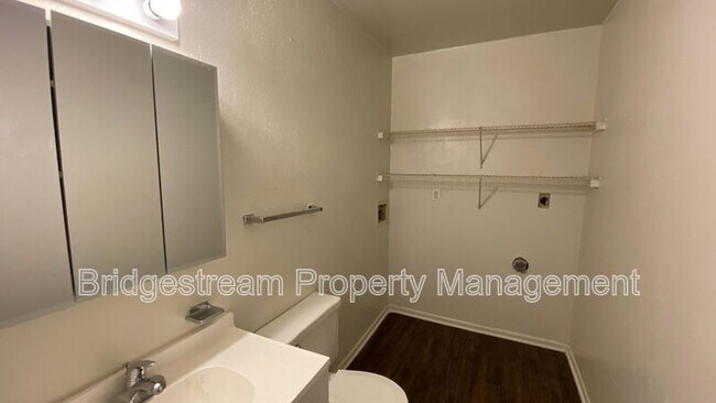 Building Photo - 1299-1 Sanlor