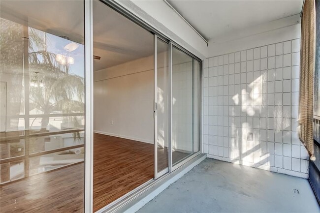 Building Photo - 2302 S Manhattan Ave