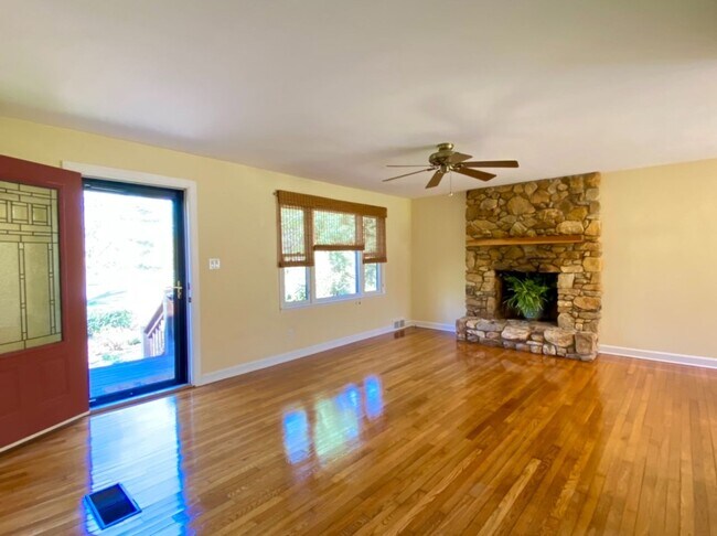 Building Photo - Beautiful Creekside Cottage in North Asheville