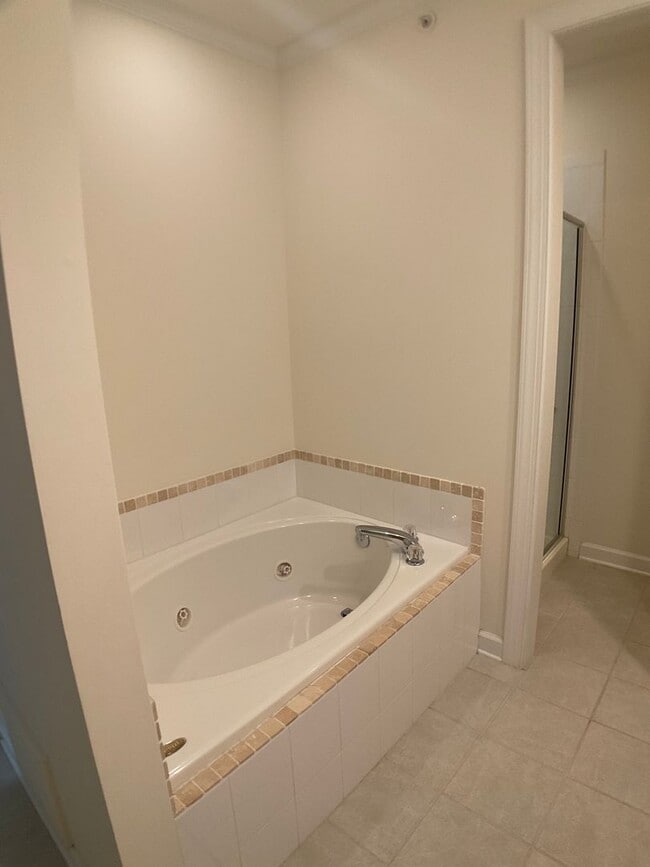 Building Photo - Gorgeous Condo in the heart of Chapel Hill