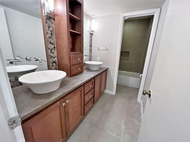 Building Photo - 82 Montre Square NW