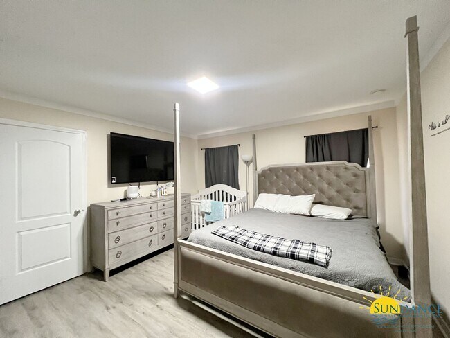 Building Photo - Custom upgrades in this beautiful Crestview home!