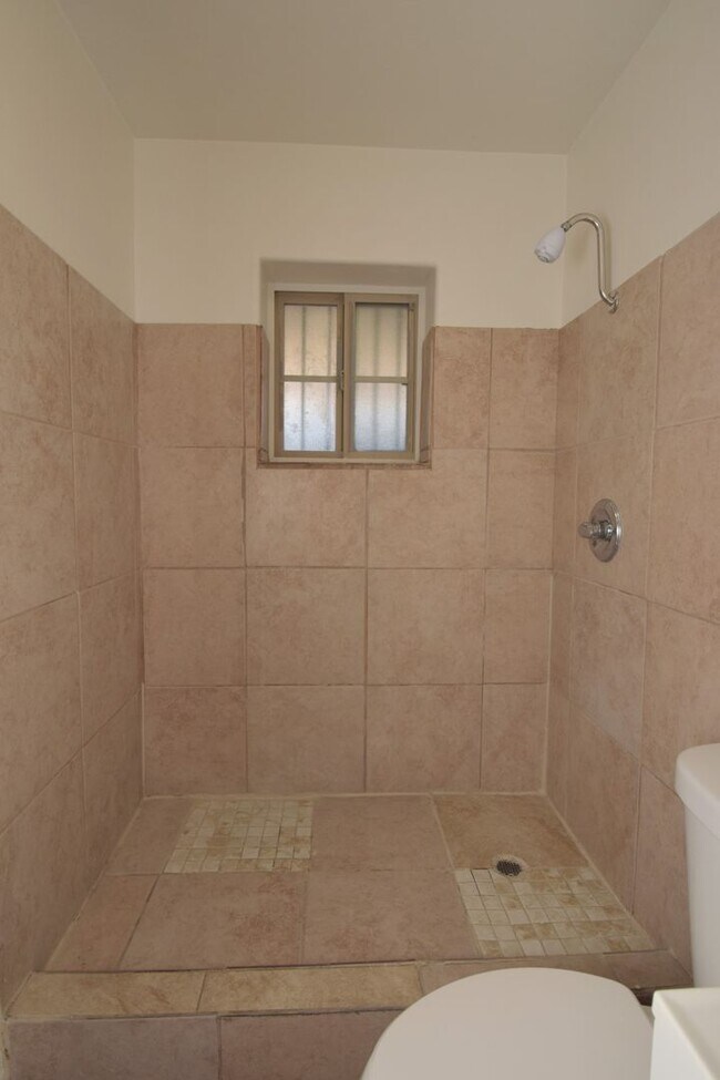 Building Photo - Stand Alone 2 Bed 1 Bath with Private Yard...