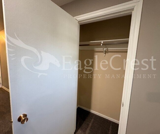 Building Photo - Three Bedroom, One Bathroom Home with Larg...