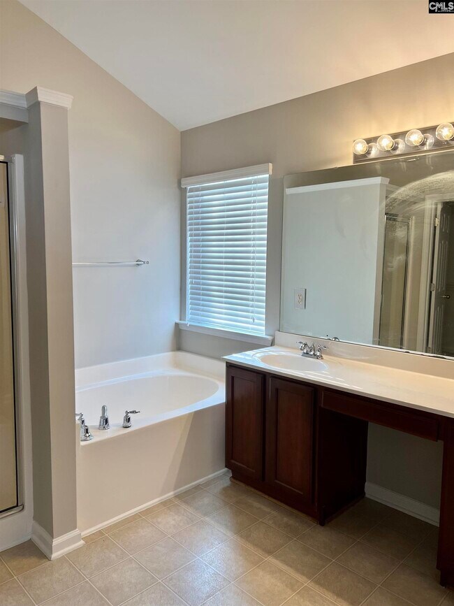 Building Photo - 211 Pinebluff Ct