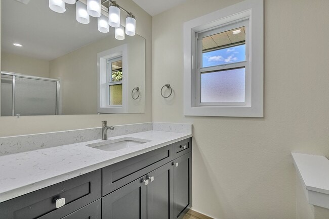 Building Photo - Freshly Remodeled Burien Rambler