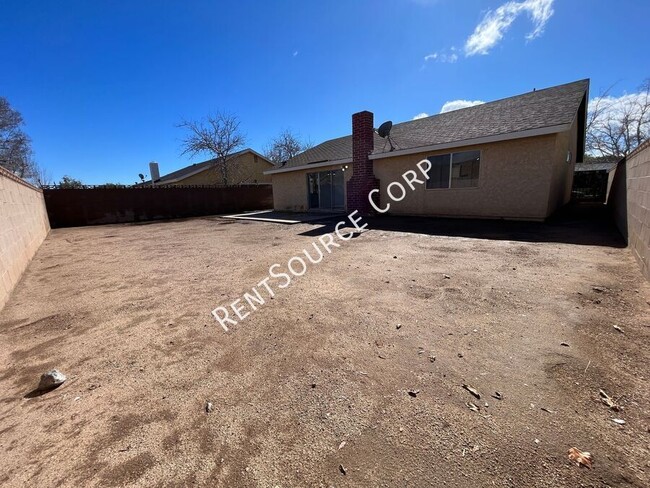 Building Photo - 3 Bedroom 2 Bath Home For Rent in Palmdale