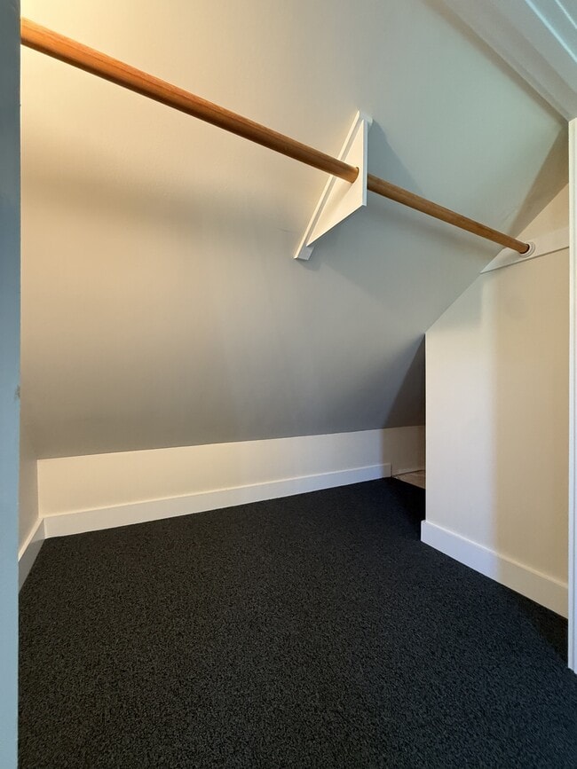 Building Photo - 799 River Rd