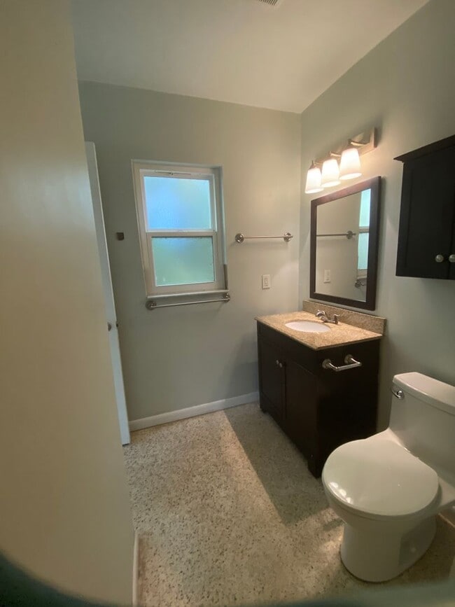 Building Photo - Cute 2/2 in Debary with new kitchen appliances!