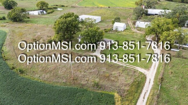 Building Photo - Spacious and move in ready!